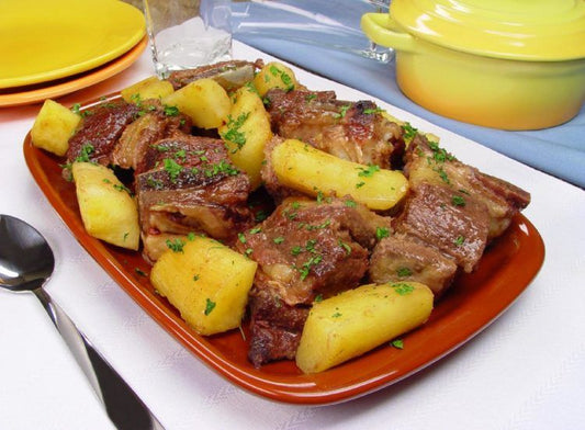 PLATO COSTILLA DE CERDO CON YUCA FRITA